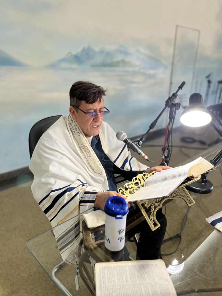 Pastor José Vieira em momento de leitura